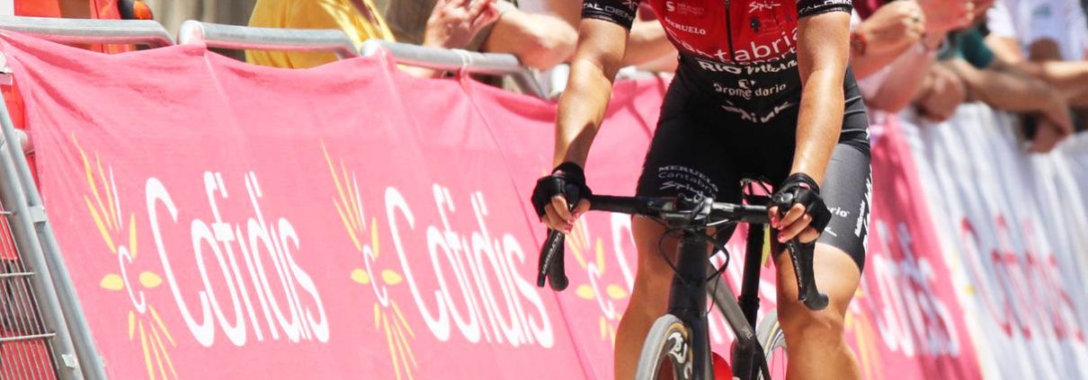 Susana Pérez entrando en tercera posición de los Campeonatos de España en ruta 2023