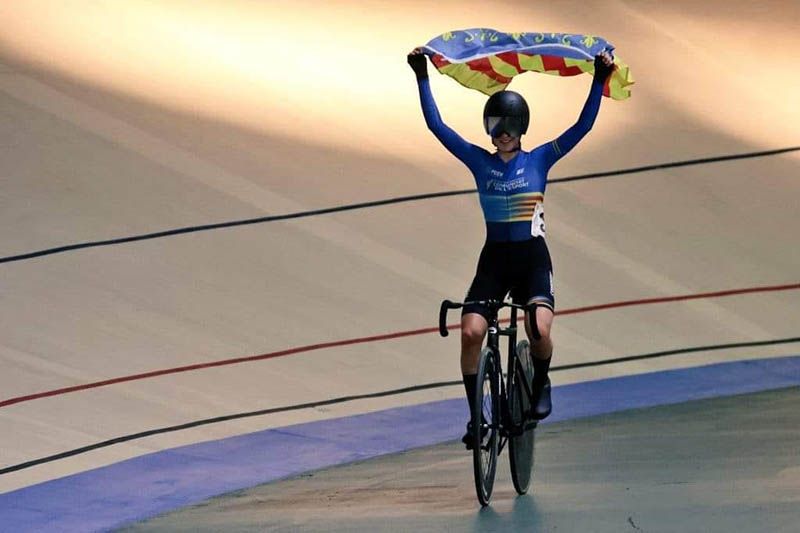 Leyre Almena celebrando su triunfo como Campeona de España de Omnium. FOTO: ©RFEC