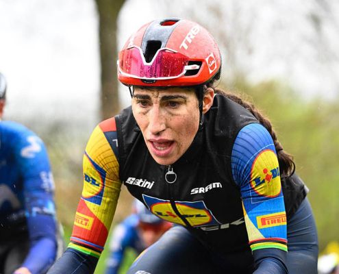 Imagen de La italiana Elisa Balsamo en las clásicas de Flanders y sacada de la cuenta oficial de Facebook / @gettysport