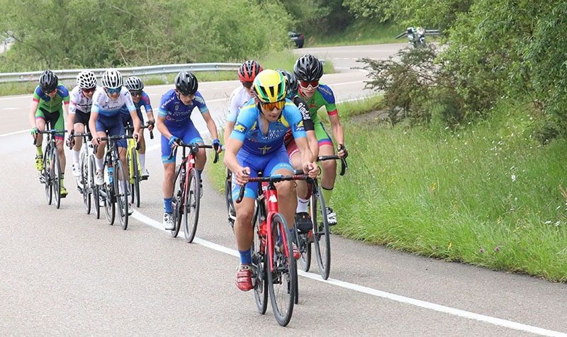 Grupo de escapados subiendo el Alto de Ajo / @ciclismo gonzalez