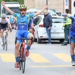 Marco Menéndez a la izquierda de la imagen entrando vencedor en el Trofeode Ciclismo Galizano. FOTO: ©ciclismo gonzalez