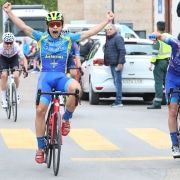 Marco Menéndez a la izquierda de la imagen entrando vencedor en el Trofeode Ciclismo Galizano. FOTO: ©ciclismo gonzalez