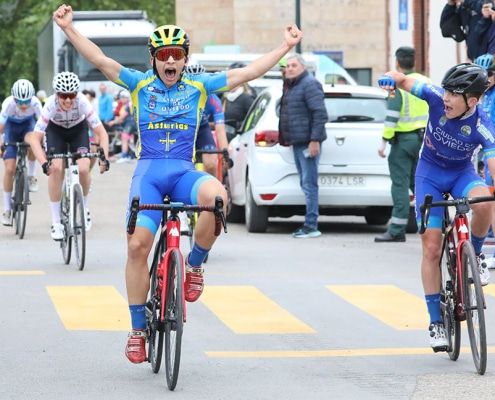 Marco Menéndez a la izquierda de la imagen entrando vencedor en el Trofeode Ciclismo Galizano. FOTO: ©ciclismo gonzalez