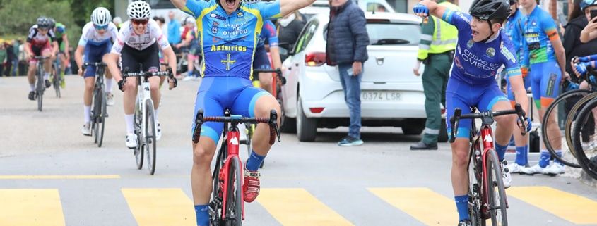 Marco Menéndez a la izquierda de la imagen entrando vencedor en el Trofeode Ciclismo Galizano. FOTO: ©ciclismo gonzalez