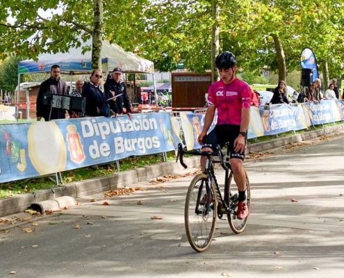Diego Zorrilla entrando en meta en Villarcayo como líder y vencedor del Circuito Diputación de Burgos de Ciclocross