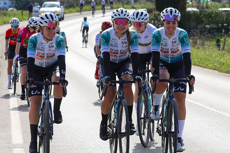 El Eneicat UCI Women´s Cycling Team calentando mientras se decidía que hacer despues de la caida. FOTO: ©ciclismo gonzalez