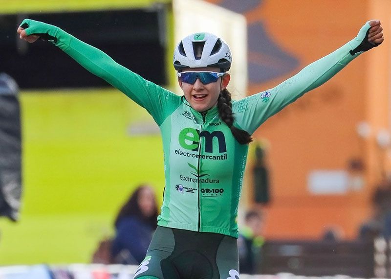Ana Lospitao cruzando en solitario la meta de Noja / ciclismo gonzalez
