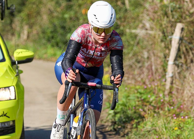 Naia Torrent, rodando en solitario en los compases finales de la prueba / ciclismo gonzalez