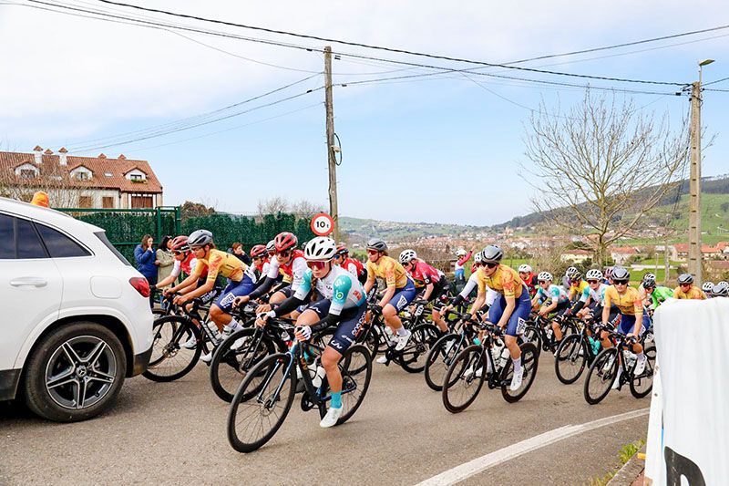 Pelotón neutralizado en la primera vuelta esperando darse la salida lanzada. FOTO: ciclismo gonzalez