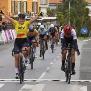 Valeria Valgonen imponiéndose en la Avenida de Cantabria de Noja / FOTO: ciclismo gonzalez