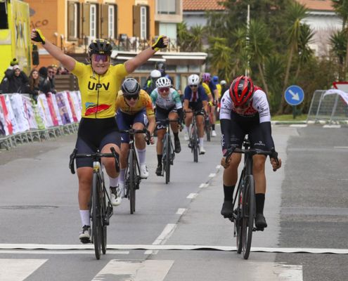 Valeria Valgonen imponiéndose en la Avenida de Cantabria de Noja / FOTO: ciclismo gonzalez