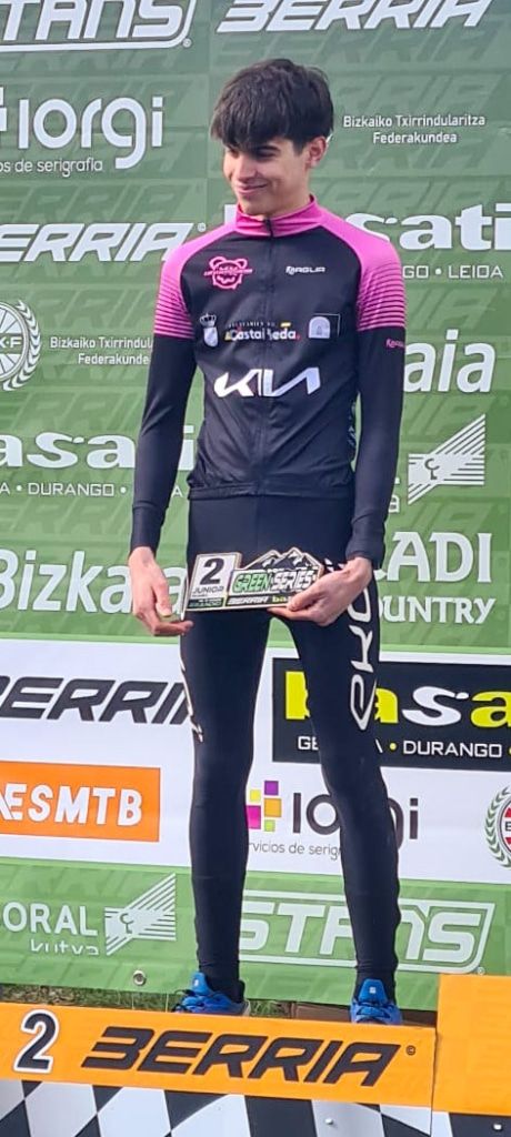 Andrés Jaramillo celebrando su segundo puesto.