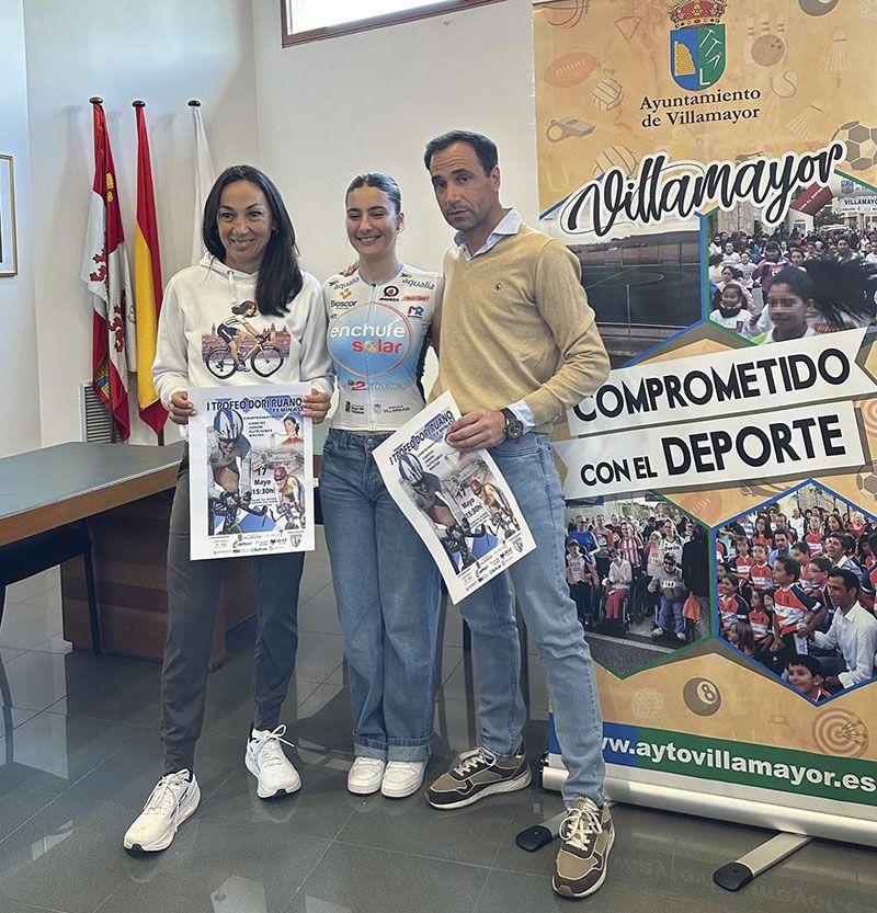 Dori Ruano, Lucía Bautista y Salvador Ruano posando en la presentación. FOTO: Ayto. Villamayor