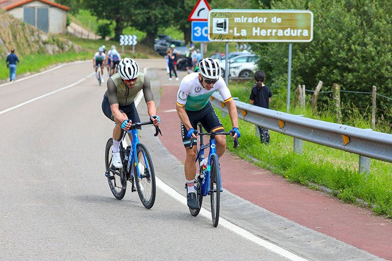 Jesús Rodríguez (Guardia Civil) atacando en el Alto de Hermosa. FOTO: ©ciclismo gonzalez