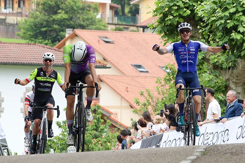 óscar Negrete a la derecha de la imagen y Mikel Núñez a la izquierda celebrando sus títulos de Campeones de Cantabria en sus respectivas categorías FOTO ©ciclismo gonzalez
