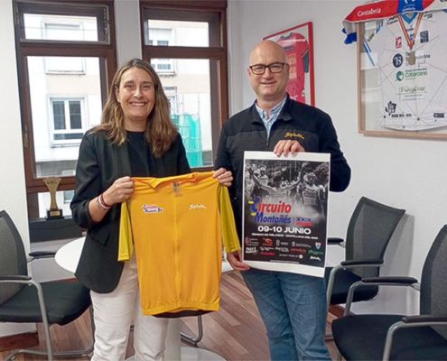 La directora de Deporte, Susana Ruiz, y el director de Sportpublic organizador del Circuito Montañés, Domingo Agudo. Foto: Oficina de comunicación