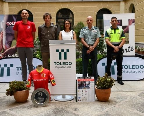 De izquierda a derecha: Gerardo de la Cruz López, Rubén Lozano, Pilar Martín, Juan Antonio Jiménez y el acompañante y conductor de la Guardia Civil fueron las personalidades que presidieron el acto. FOTO: Diputación de Toledo