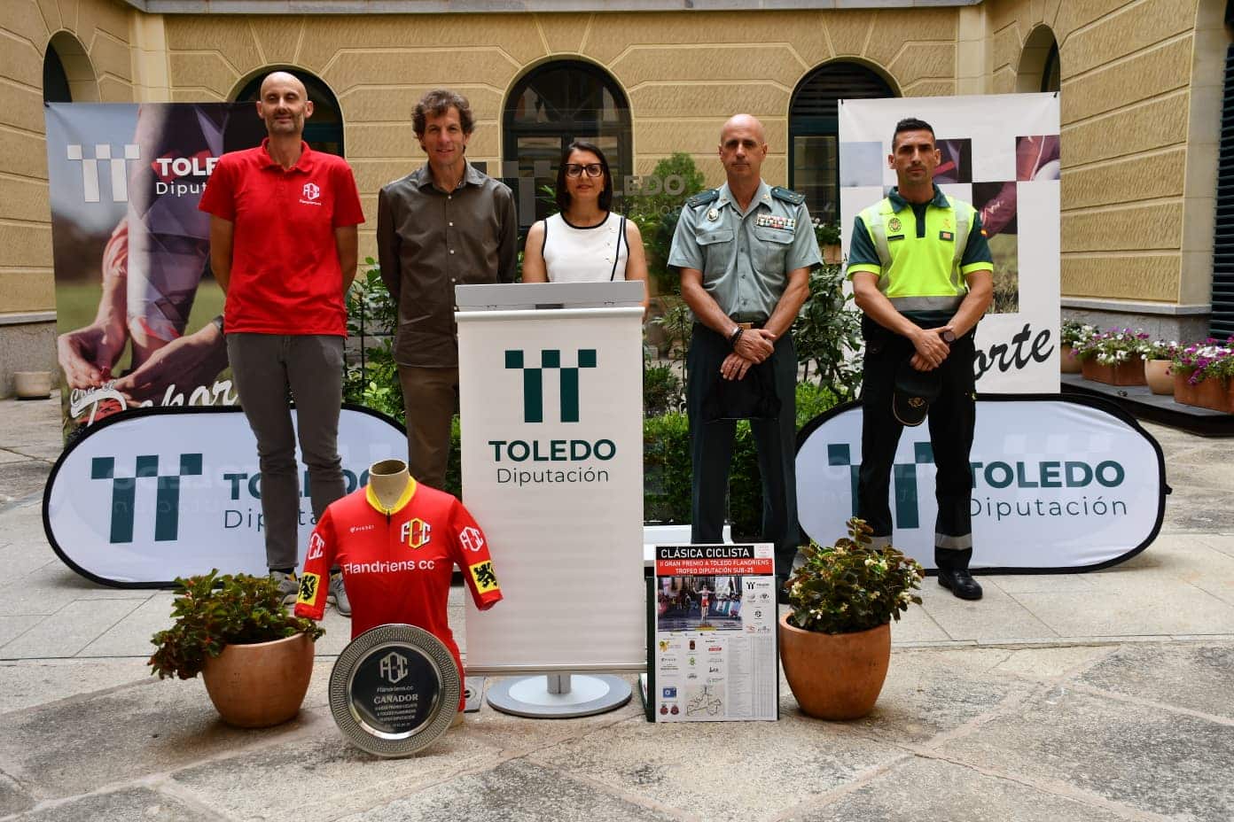 De izquierda a derecha: Gerardo de la Cruz López, Rubén Lozano, Pilar Martín, Juan Antonio Jiménez y el acompañante y conductor de la Guardia Civil fueron las personalidades que  presidieron el acto. FOTO: Diputación de Toledo