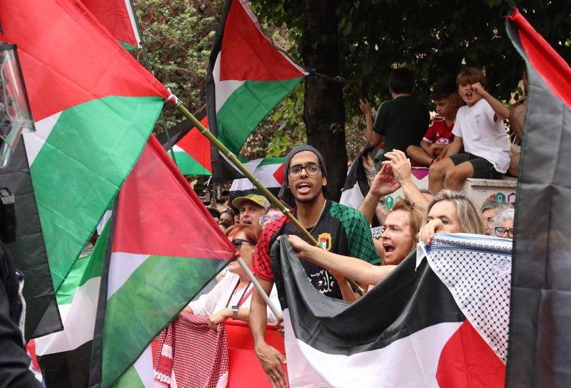 Miles de personas se congregaron en las calles de Bilbao, ondeando banderas palestinas y coreando consignas en un ambiente cargado de tensión política.