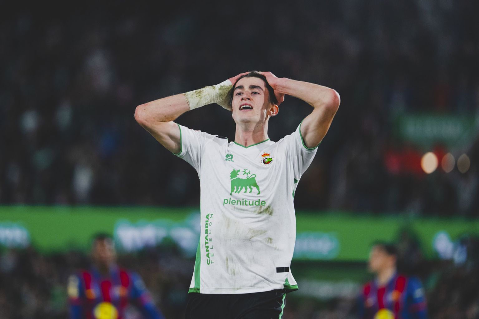 Orgullo herido: El Racing tuteó al líder de Primera en un Sardinero eléctrico que rozó el milagro. Los de José Alberto caen con honores ante un Barça que necesitó su versión más sufridora. FOTO: ©Racing de Santander