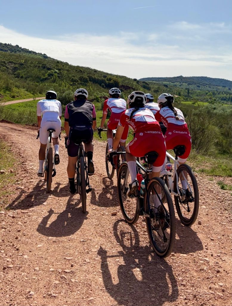 Parte de la Selección Cántabra entrenando por el recorrido de la carrera