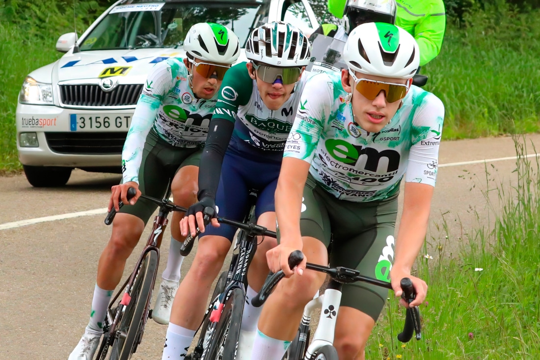 En el centro de la imagen Raúl López. FOTO: ©photo sport ciclismo gonzalez