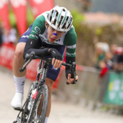 Raúl López entra exhausto tras una jornada épica en los Valles Cántabros. FOTO: ©photo sport ciclismo gonzalez