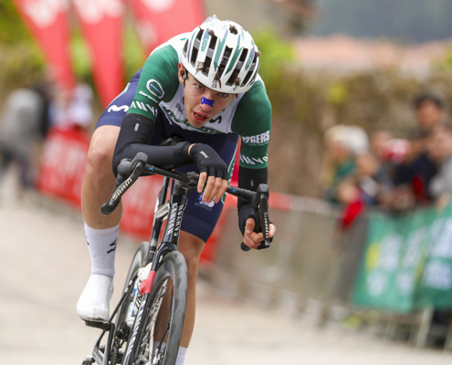 Raúl López entra exhausto tras una jornada épica en los Valles Cántabros. FOTO: ©photo sport ciclismo gonzalez