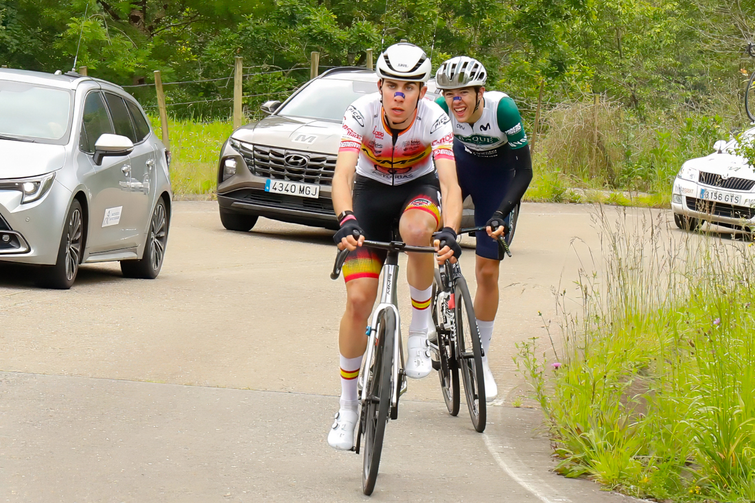 Raúl López con la cara desencajada y a punto de ceder ante Benjamín Noval. FOTO: ©photo sport ciclismo gonzalez