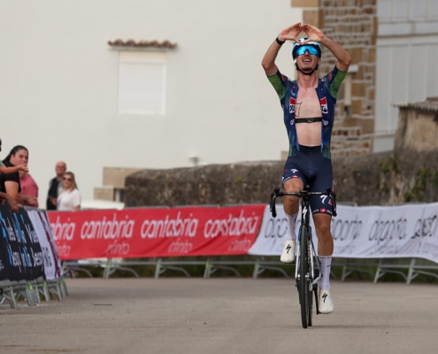 Simon Defrance entrando en solitario en la 1.ª etapa de la Vuelta Ciclista al Besaya. FOTO: ©photo sport ciclismo gonzalez