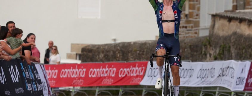 Simon Defrance entrando en solitario en la 1.ª etapa de la Vuelta Ciclista al Besaya. FOTO: ©photo sport ciclismo gonzalez