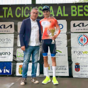 Ibai Turuelo en el pódium de la 2ª etapa de la Vuelta Ciclista Besaya 2026 / ©canalsa-maldopar