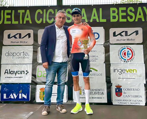 Ibai Turuelo en el pódium de la 2ª etapa de la Vuelta Ciclista Besaya 2026 / ©canalsa-maldopar
