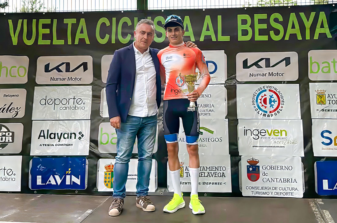 Ibai Turuelo en el pódium de la 2ª etapa de la Vuelta Ciclista Besaya 2026 / ©canalsa-maldopar