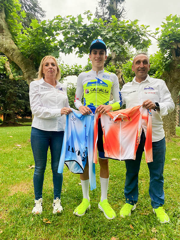Ibai Turuelo con el cuerpo técnico presentando los dos maillots de las clasificaciones intermedias de la Vuelta Ciclista Besaya 2026. FOTO: Canalsa-Maldopar