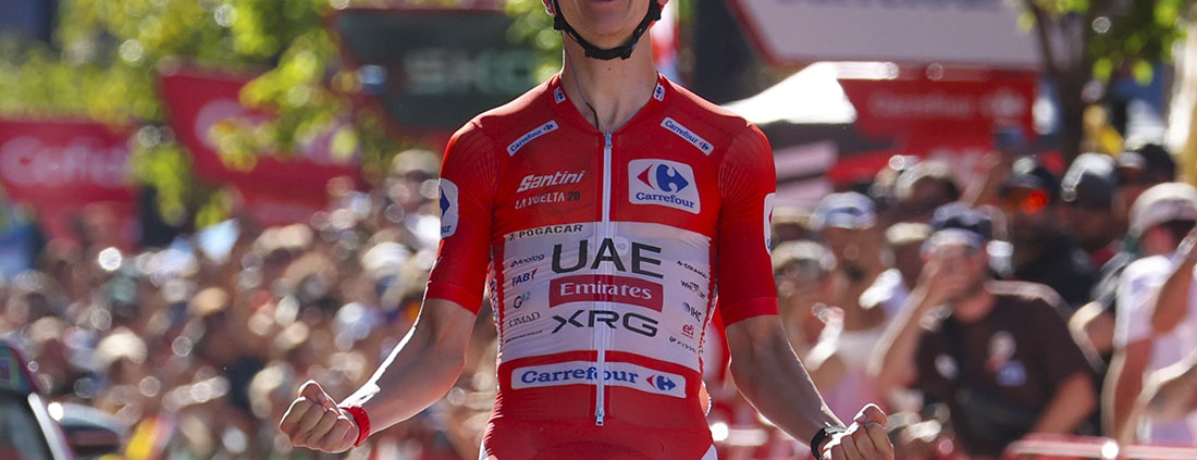 Tadej Pogacar (UAE Team Emirates-XRG) entrando en solitario en las calles de Andorra La Vella. FOTO: Gonzalez Sport Press