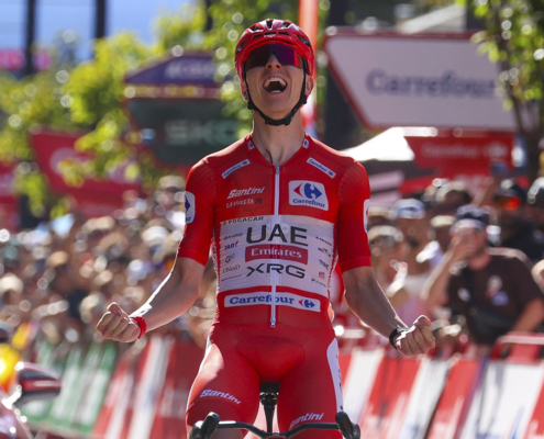 Tadej Pogacar (UAE Team Emirates-XRG) entrando en solitario en las calles de Andorra La Vella. FOTO: Gonzalez Sport Press