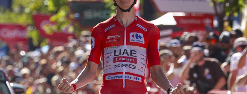 Tadej Pogacar (UAE Team Emirates-XRG) entrando en solitario en las calles de Andorra La Vella. FOTO: Gonzalez Sport Press
