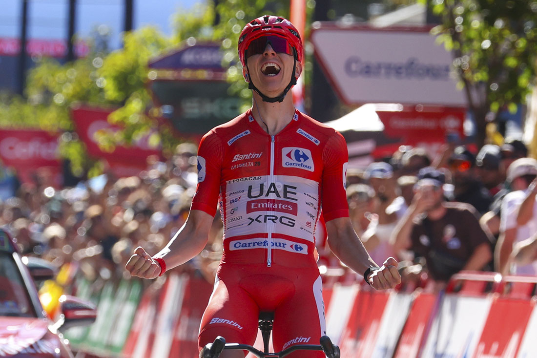 Tadej Pogacar (UAE Team Emirates-XRG) entrando en solitario en las calles de Andorra La Vella. FOTO: Gonzalez Sport Press