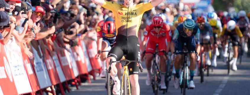 Matthew Brennan (Visma‑Lease a Bike) celebrando la victoria / La Vuelta