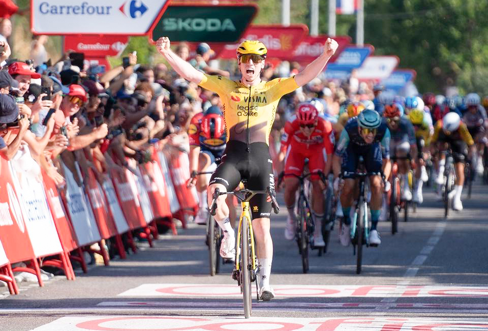 Matthew Brennan (Visma‑Lease a Bike) celebrando la victoria / La Vuelta
