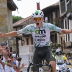 José Vega entrando en meta en Santillana del Mar. Foto: Pete Sánchez/Gonzalez Sport Press