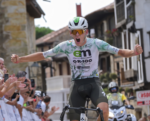 José Vega entrando en meta en Santillana del Mar. Foto: Pete Sánchez/Gonzalez Sport Press