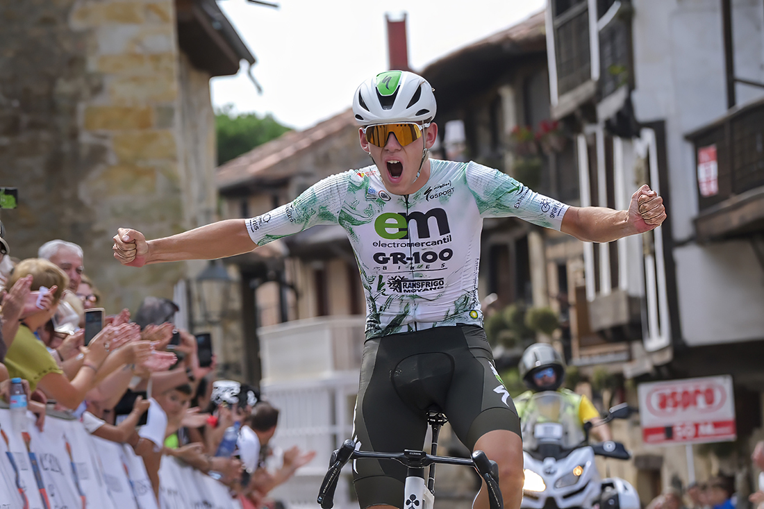 José Vega entrando en meta en Santillana del Mar. Foto: Pete Sánchez/Gonzalez Sport Press